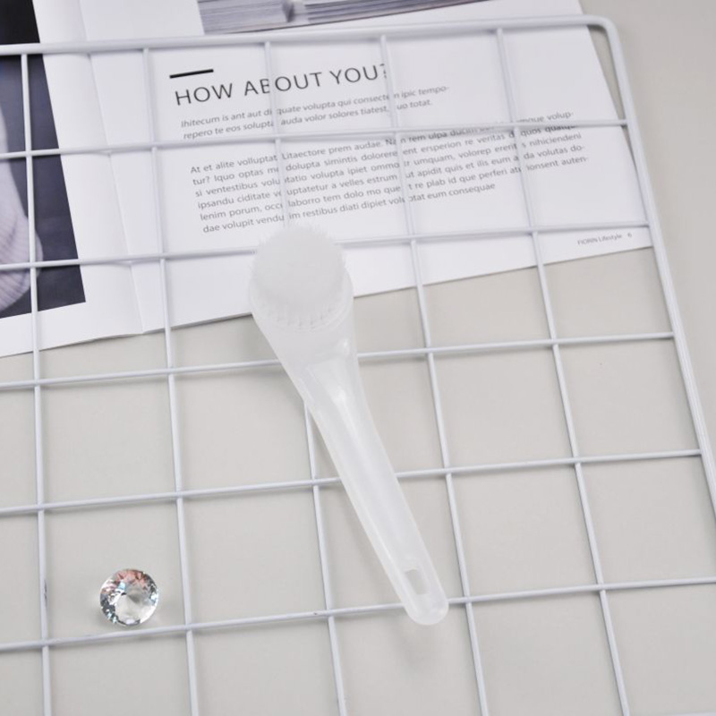 Quali sono i vantaggi dell'utilizzo di un pennello di plastica per la pulizia?